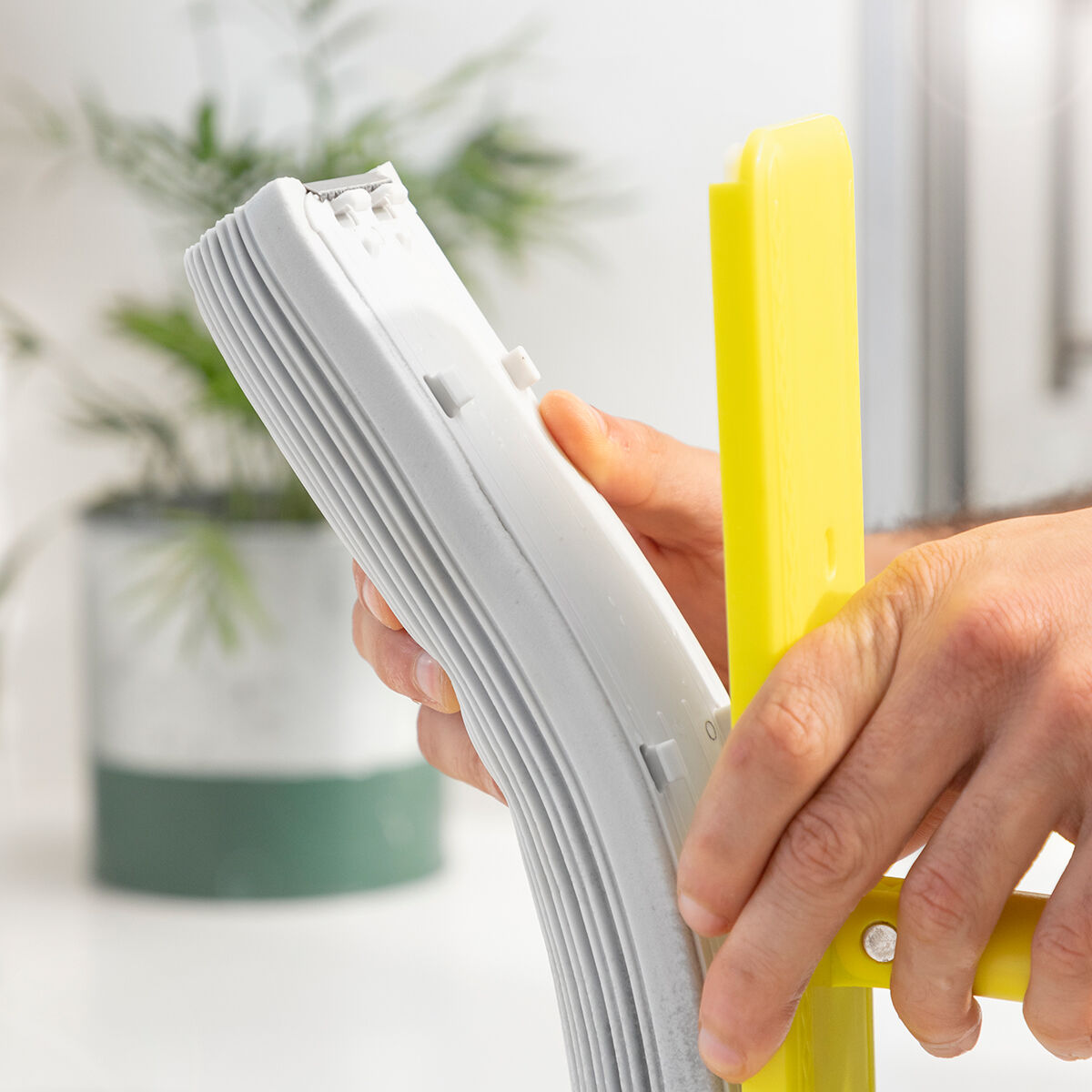 2-in-1 pöly- ja lattiamoppi itsepuristuvalla sienellä Wringop InnovaGoods