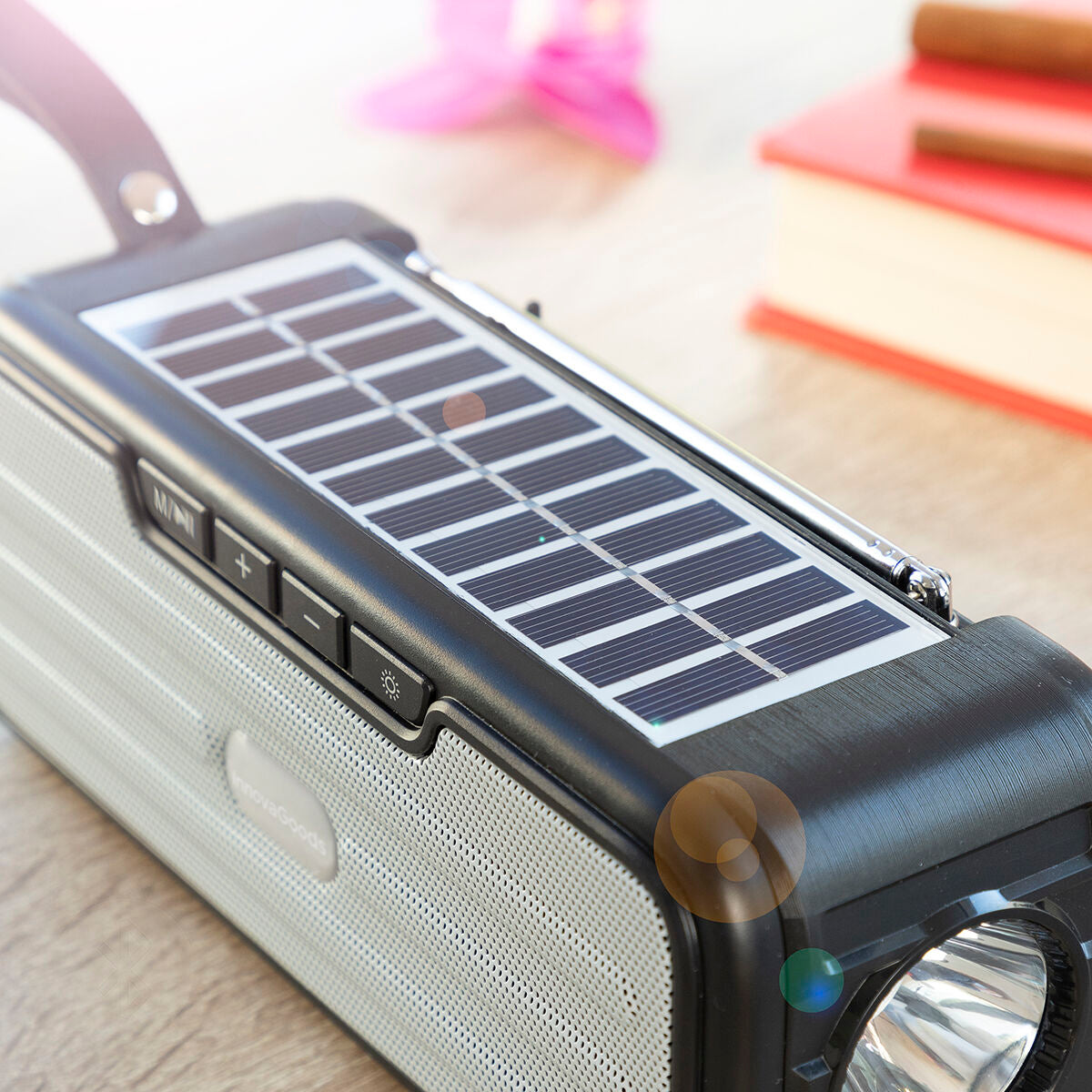Langaton kaiutin aurinkokennolatauksella ja led-taskulampulla Sunker InnovaGoods
