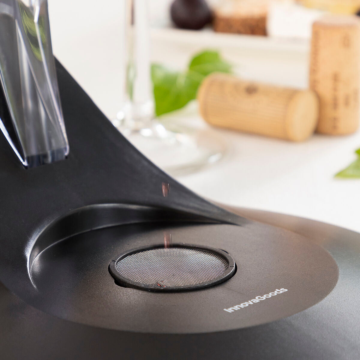 Ammattimainen viininilmaaja tornitelineellä ja tiputtamattomalla alustalla Winair InnovaGoods